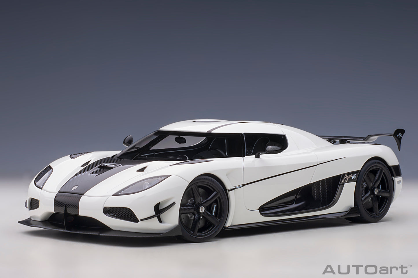 1:18 | Koenigsegg Agera RS | White/Carbon Black/Black Accents | 79021