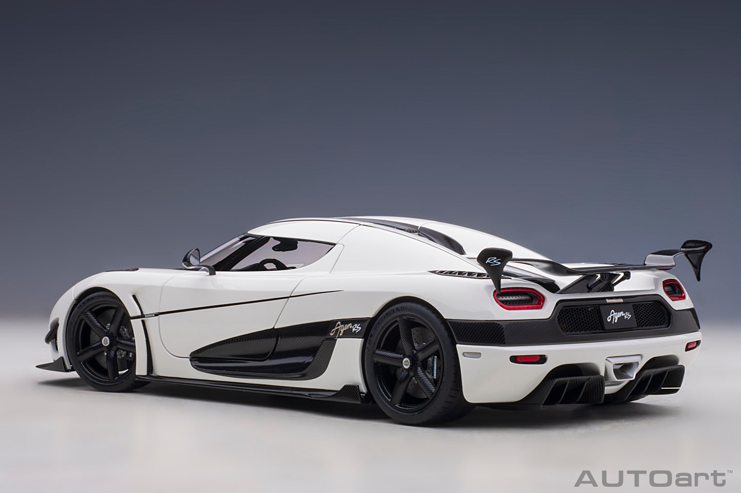 1:18 | Koenigsegg Agera RS | White/Carbon Black/Black Accents | 79021