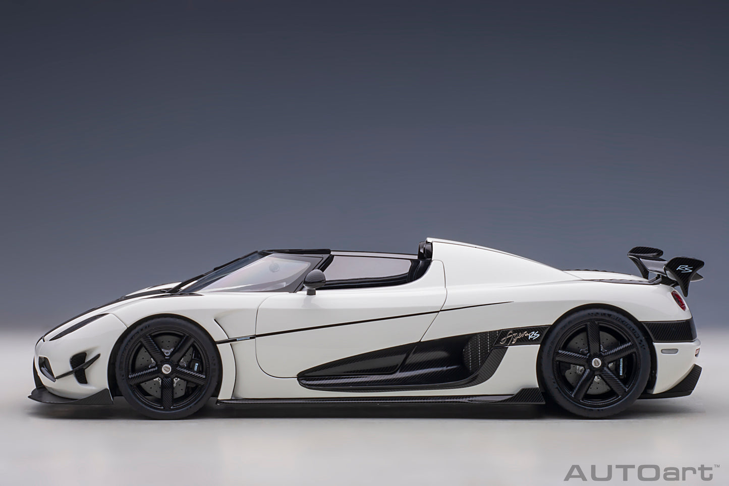 1:18 | Koenigsegg Agera RS | White/Carbon Black/Black Accents | 79021