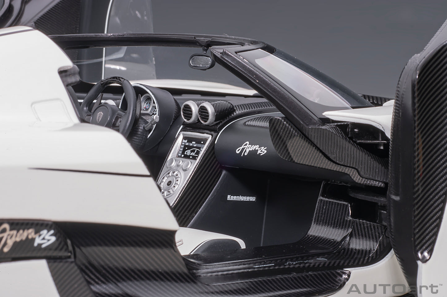 1:18 | Koenigsegg Agera RS | White/Carbon Black/Black Accents | 79021