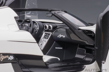 1:18 | Koenigsegg Agera RS | White/Carbon Black/Black Accents | 79021