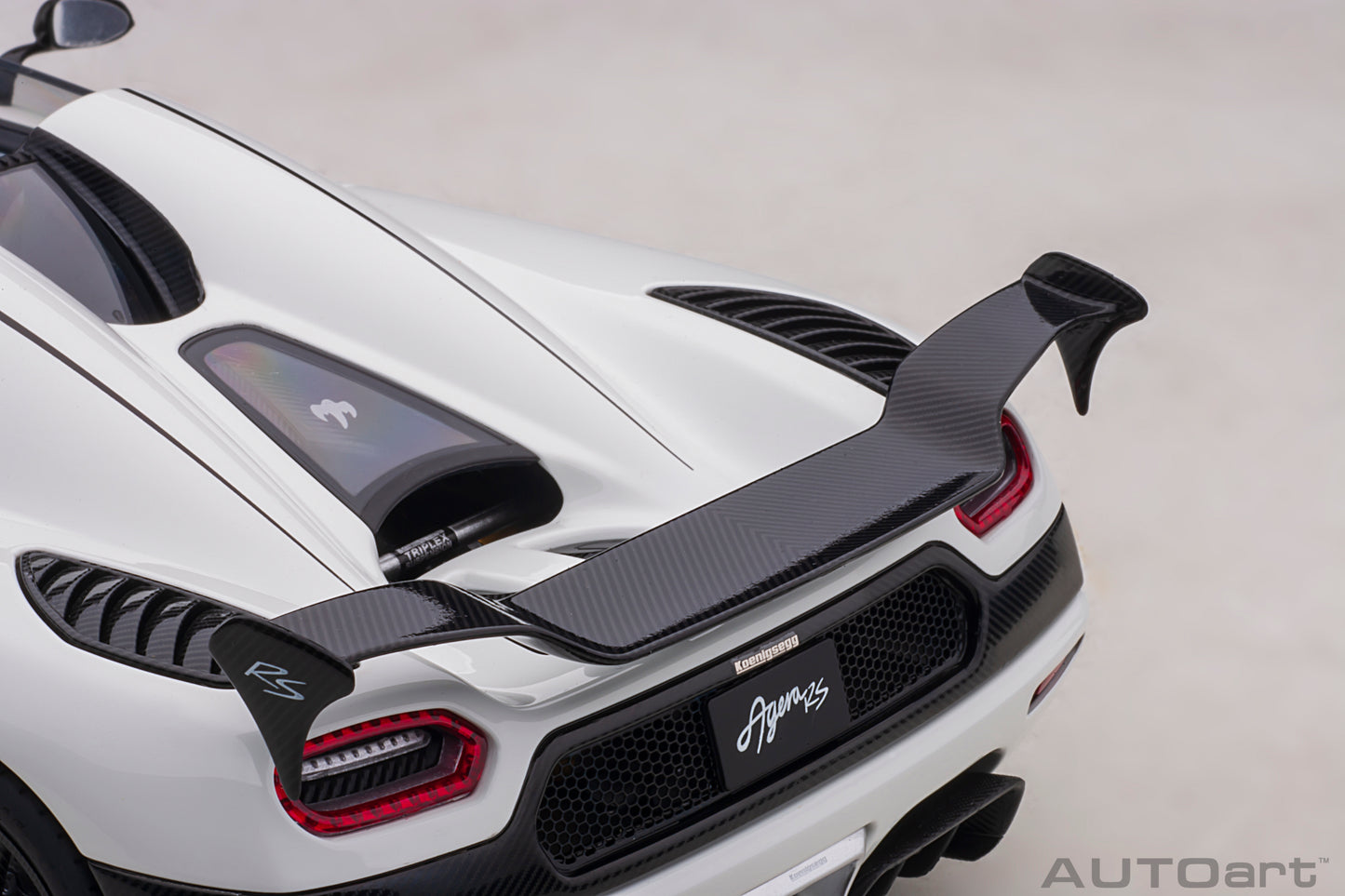 1:18 | Koenigsegg Agera RS | White/Carbon Black/Black Accents | 79021