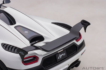 1:18 | Koenigsegg Agera RS | White/Carbon Black/Black Accents | 79021