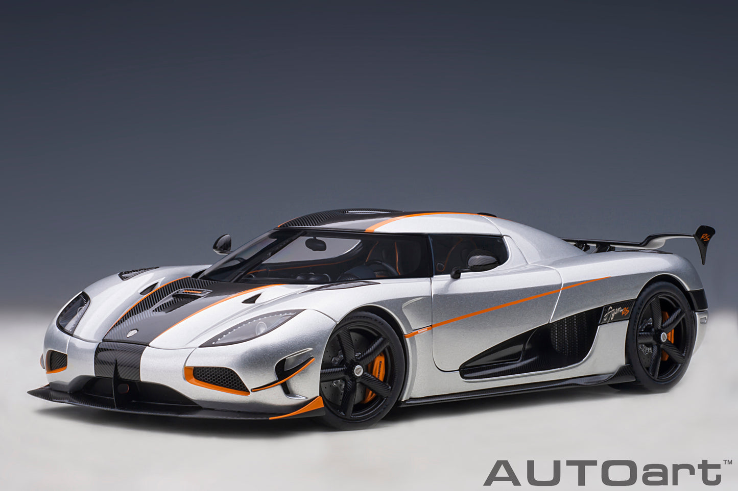 1:18 | Koenigsegg Agera RS | Moon Silver/Carbon Black/Black Accents | 79024
