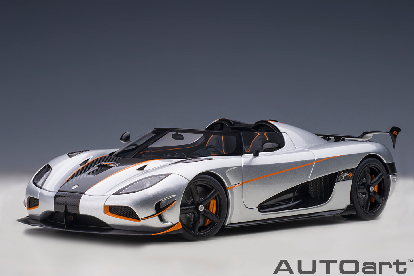 1:18 | Koenigsegg Agera RS | Moon Silver/Carbon Black/Black Accents | 79024