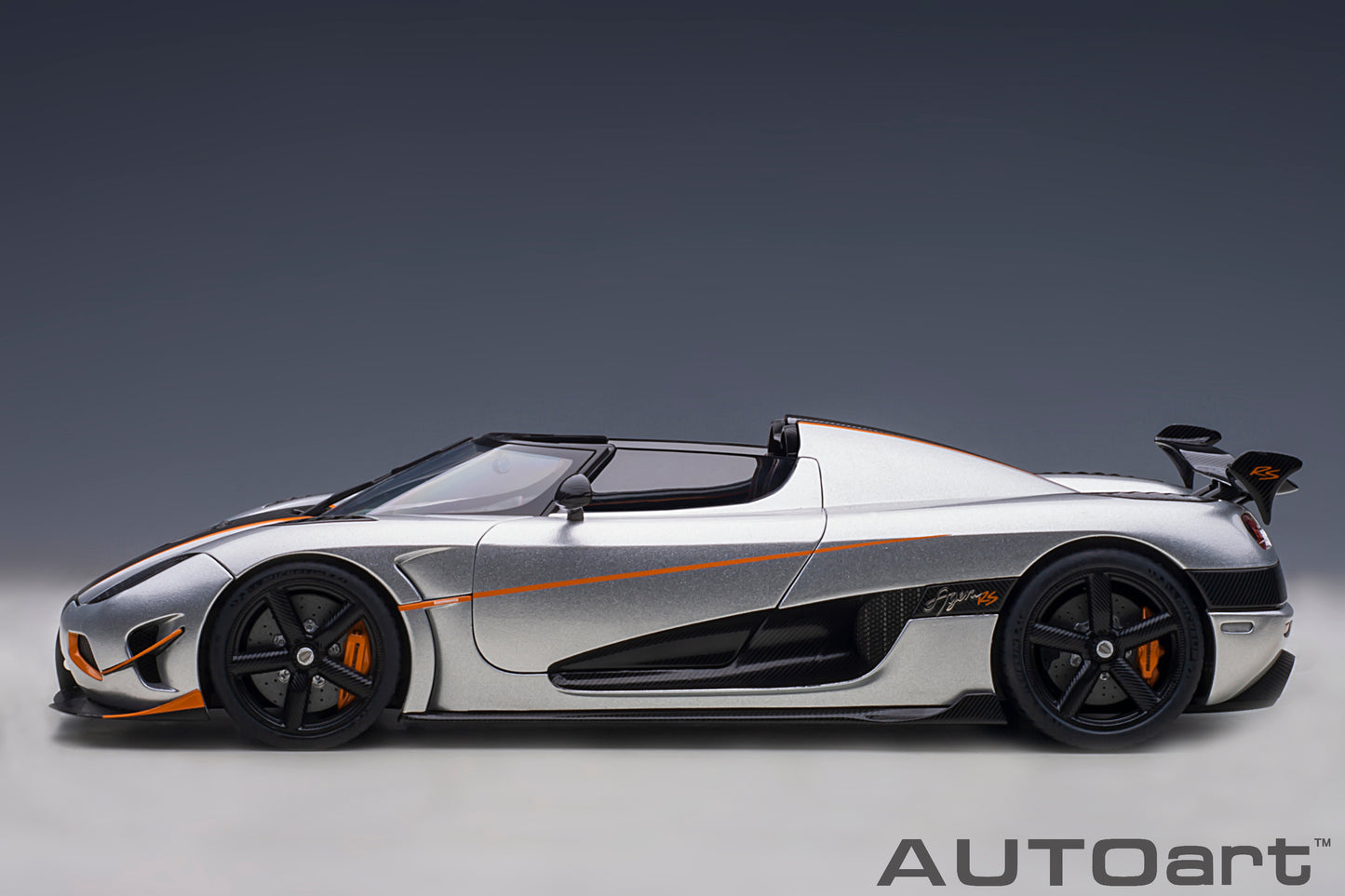1:18 | Koenigsegg Agera RS | Moon Silver/Carbon Black/Black Accents | 79024