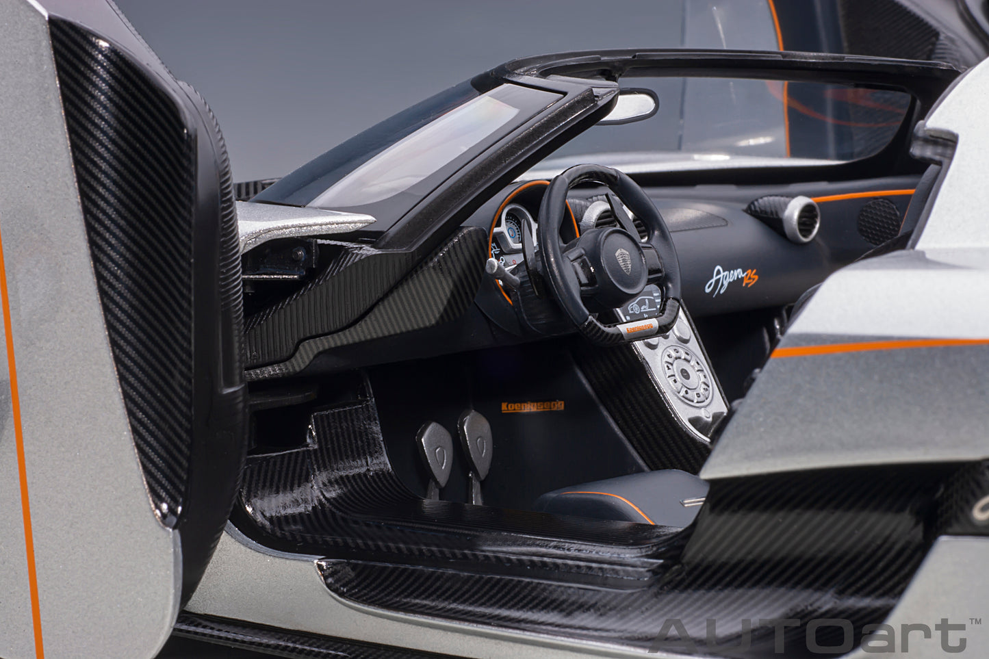 1:18 | Koenigsegg Agera RS | Moon Silver/Carbon Black/Black Accents | 79024