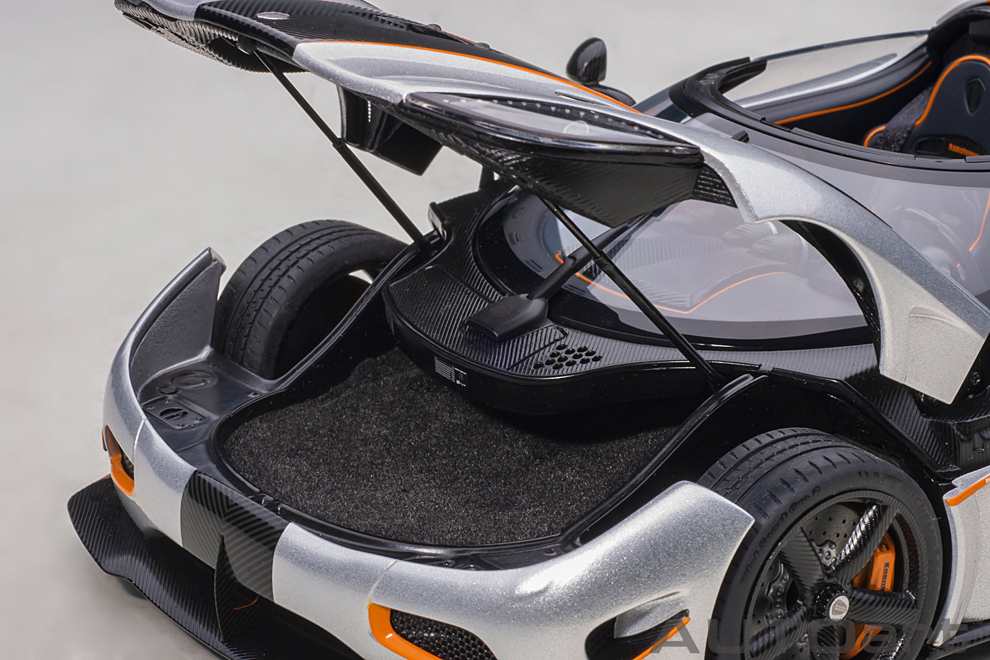 1:18 | Koenigsegg Agera RS | Moon Silver/Carbon Black/Black Accents | 79024