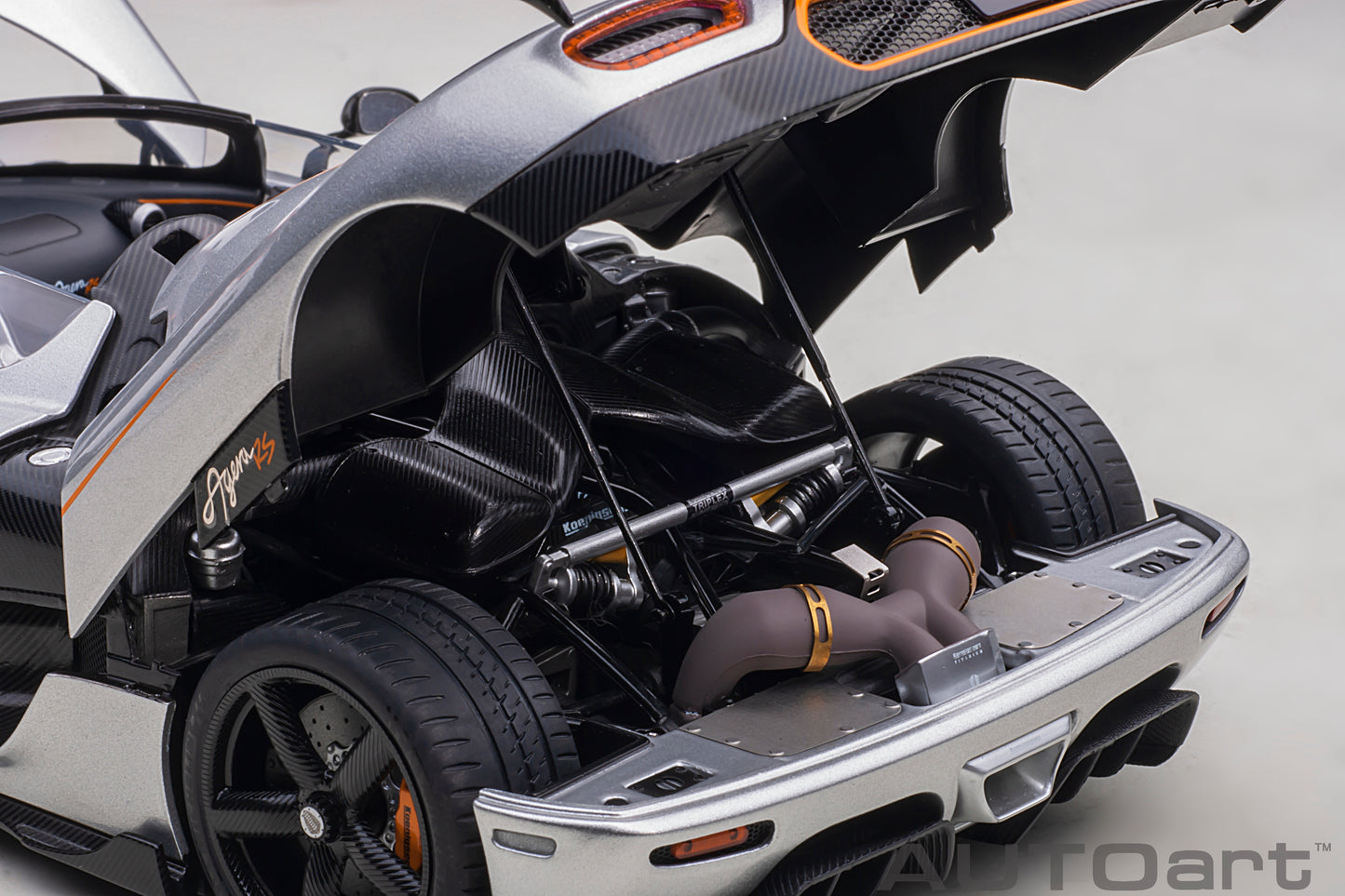 1:18 | Koenigsegg Agera RS | Moon Silver/Carbon Black/Black Accents | 79024