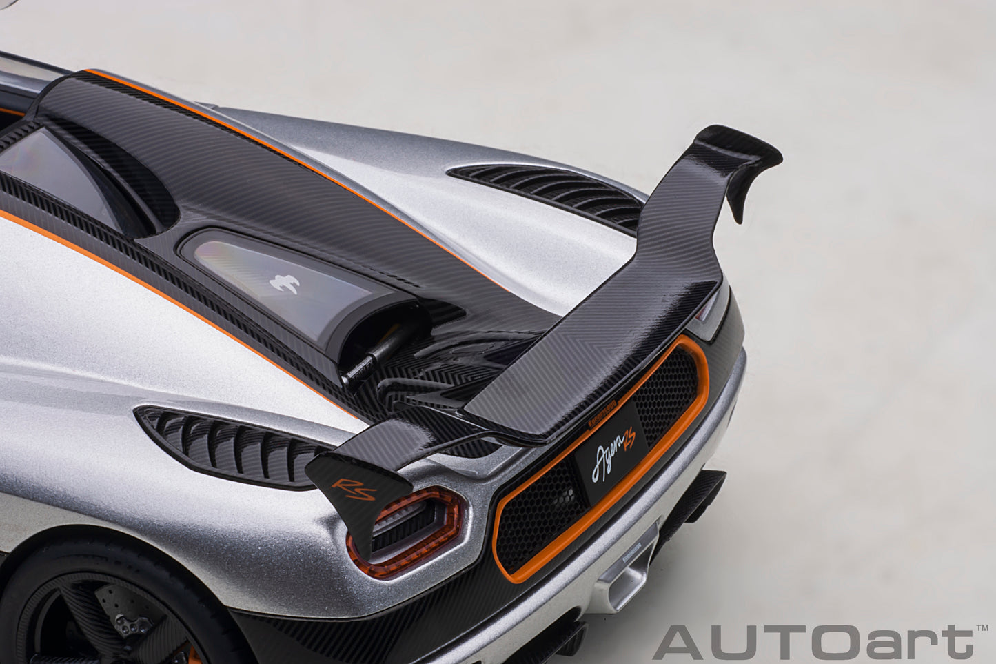 1:18 | Koenigsegg Agera RS | Moon Silver/Carbon Black/Black Accents | 79024