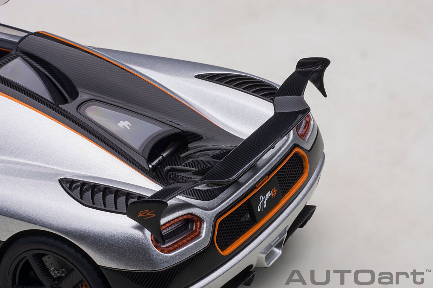 1:18 | Koenigsegg Agera RS | Moon Silver/Carbon Black/Black Accents | 79024