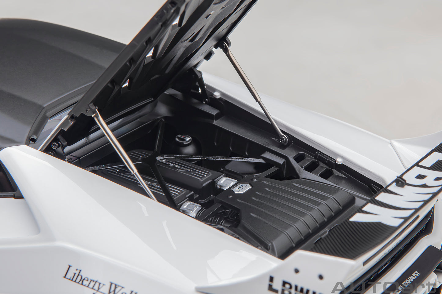 1:18 | Liberty Walk LB Silhouette Works Huracan GT | White | 79125